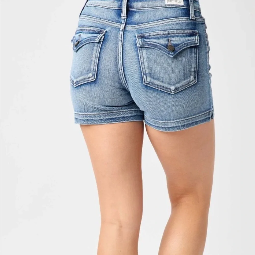 Judy Blue Mid-rise Heavy Contrast Flap Pockets Shorts - Picture 2 of 12